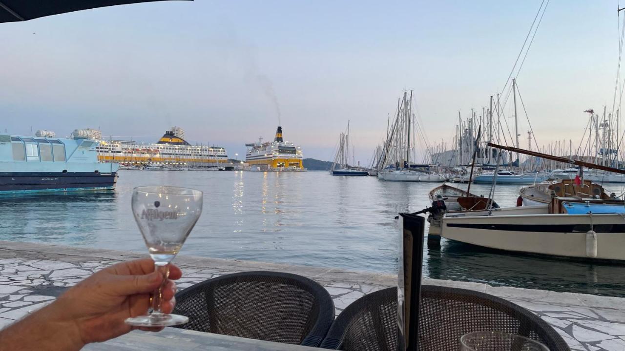 Au Coeur Du Vieux Toulon Au Calme Appartement Renove Climatise Confortable Etage Eleve Avec Ascenseur Proche Parking Et Toutes Commodites Bagian luar foto
